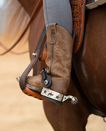 Westernstiefel, Chaps & Sporen