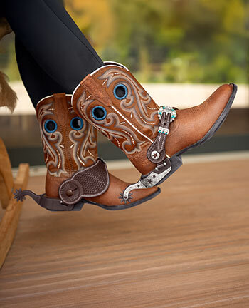 Westernstiefel, Chaps & Sporen
