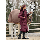 Damen-Outfit in mahagoni